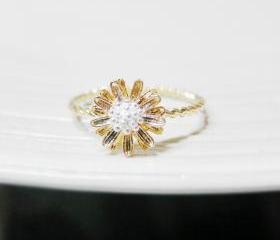 Tiny Daisy ring 6 Size with twisted ringband in gold