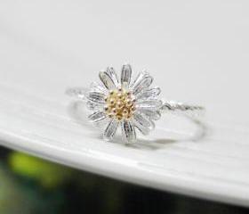 Tiny Daisy ring 6 Size with twisted ringband in silver