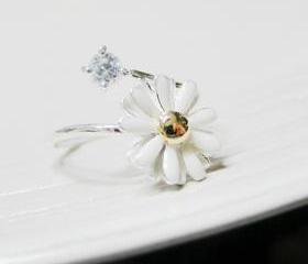 Adjustable White Daisy Flower ring in silver