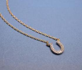 Horseshoe with cubic zirconia detail Necklace in gold