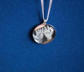 "I will survive" Hands Pendant