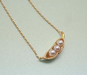 Pearl Peas in a pod in Matte gold
