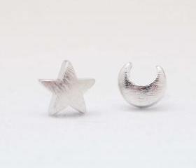 Crescent moon and star studs earrings in matte silver