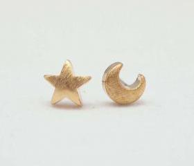 Crescent moon and star studs earrings in gold