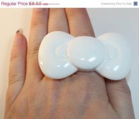 Kawaii Giant White Bow Ring