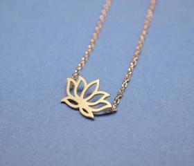 Lotus pendant Necklace in gold