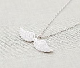 Angel wing necklace in silver