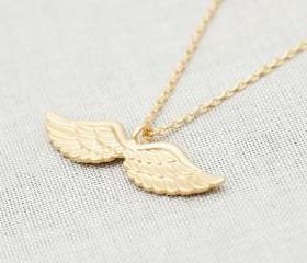 Angel wing necklace in gold