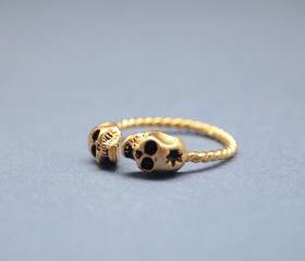 SKULL with GUNSHOT ring in gold with twisted band