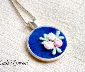 Romantic embroidered floral pendant necklace
