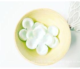 10 Satin flowers pale green petal / pack 