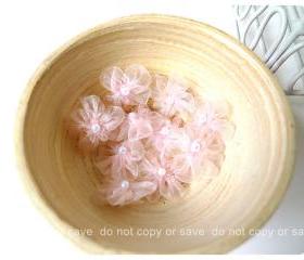 Organza light pink flower with pearl centered / pack 