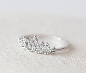 Delicate tiara ring in white gold