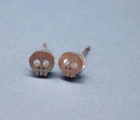 Tiny skull face studs earrings in matte silver