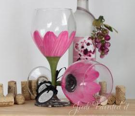 Daisy flower painted wine glass in parisian pink that is dishwasher safe 