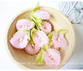 Scallop circle light pink organza flower with leave and pearl in the centered / pack