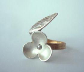Flower wrap ring with a leaf