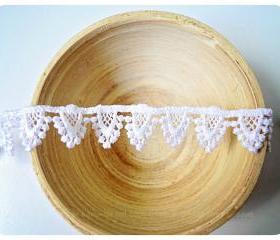 White V-drop lace 