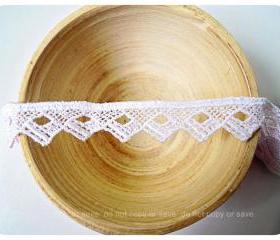 V white Lace 
