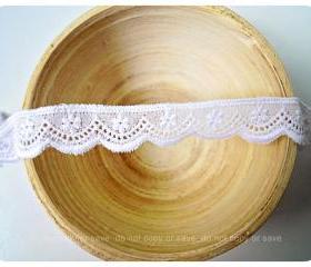 Scallop flower white trim lace 