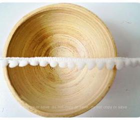 Pom pom white medium #002 