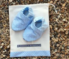 Baby booties, Baby blue mini spots 6-12 months (large)