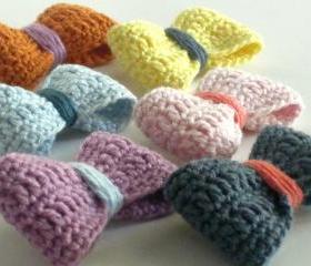 Crochet bow brooch in a rainbow of colors