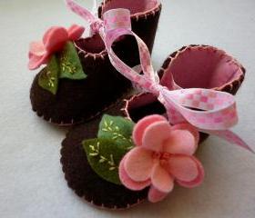 Baby girl booties made with chocolate brown felt and pink roses. Unique crib shoes.